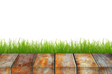 tahta kaldırım ve büyüyen çimen