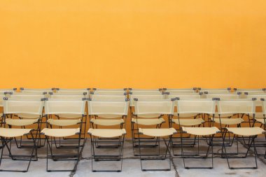 Sahne Alanı'nda sandalyeler