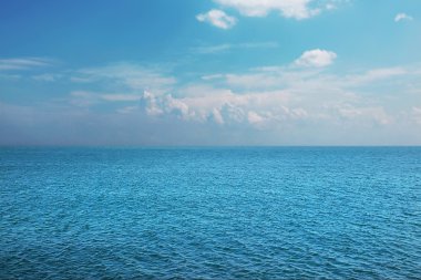 bulutlu gökyüzü ve deniz