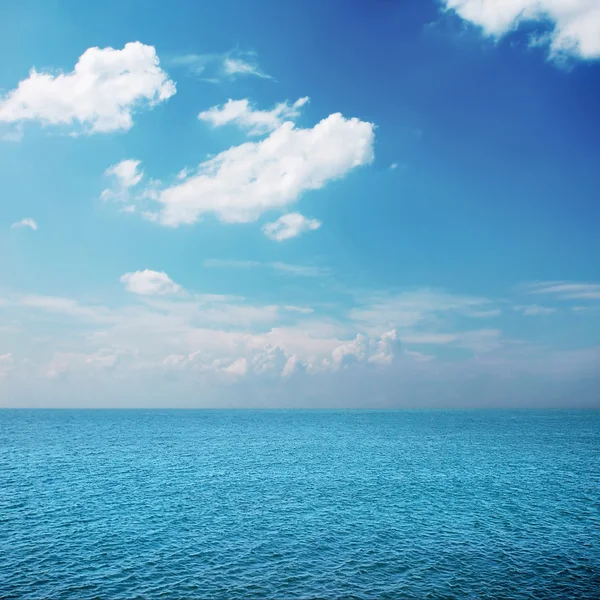 Céu nublado e mar — Fotografia de Stock