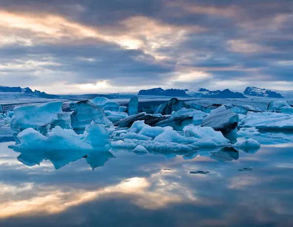 Ισλανδία Παγόβουνα Στην Παγωμένη Λίμνη Jokulsarlon Ηλιοβασίλεμα — Φωτογραφία Αρχείου