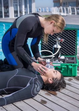 Scuba Dalış kurtarma kursu becerileri yaralı ya da baygın dalgıca oksijen sağlıyor