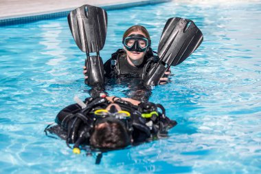 Tüplü dalış kurtarma kursu yüzey becerileri baygın bir dalgıcı çekiyor.
