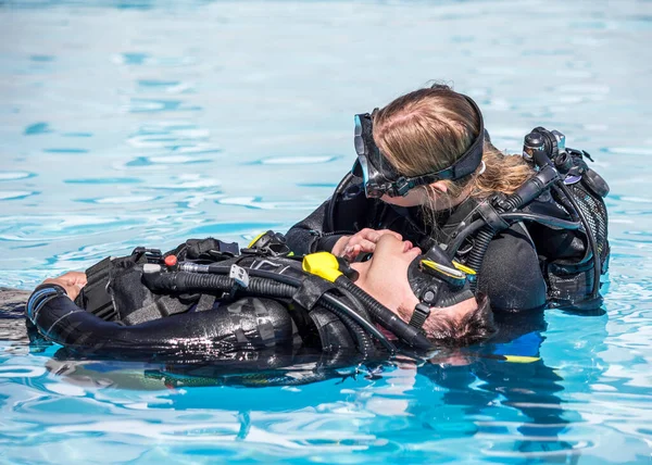スキューバダイビング救助コース表面スキル無意識のダイバーの呼吸のためのチェック — ストック写真