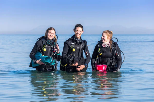 Happy Scuba Divers Walking Out Sea Shore Dive — Photo