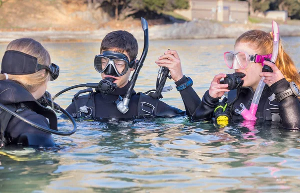 Scuba Divers Training Sea Looking Instructor Getting Ready Submerge Dive — Photo