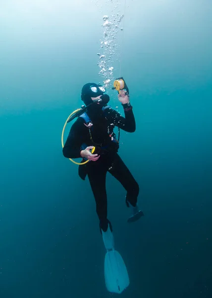 Scuba Diver Underwater Safety Stop Holding Reel Her Surface Marker — Photo
