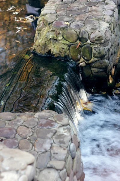 mavi su akışı ayrıntılı