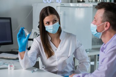 Coronavirus aşısı COVID-19 'un geliştirilmesi ve yaratılması. Coronavirus aşısı kavramı doktor mavi aşı kavanozunun elinde.