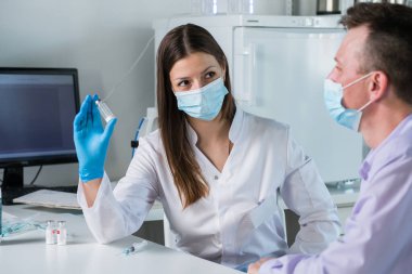 Yüz maskeli bir adam aşı oluyor, koronavirüs, covid-19 ve aşı konsepti..