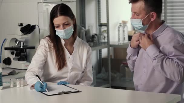 Femme mains médecin infirmière en latex gants tenir seringue avec vaccin médicamenteux, — Video