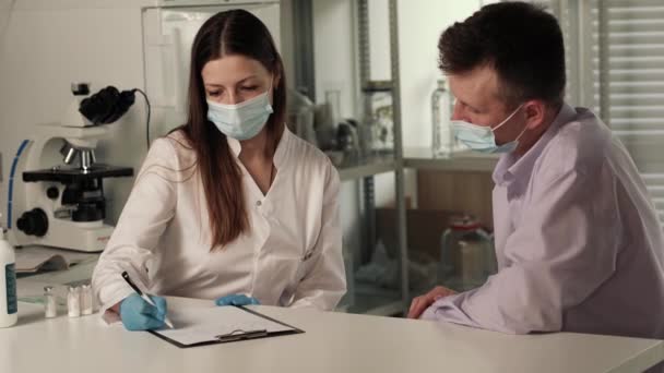 Enfermera doctora en guantes de látex sostiene la jeringa con la vacuna del medicamento, — Vídeo de stock