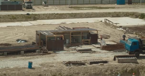 Lavoratori che lavorano in cantiere di casa in montagna. Carico gru da costruzione materiali da costruzione. Macchine pesanti in costruzione. — Video Stock