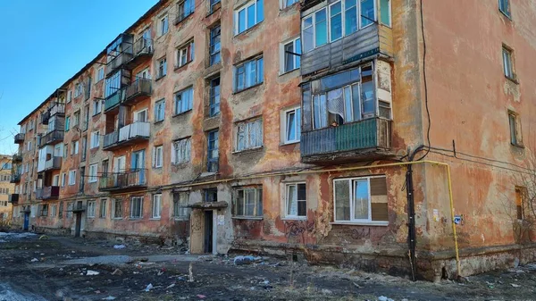 Πολυκατοικία πέντε ορόφων σε μια κατοικημένη περιοχή του Χρουστσόφ, χτισμένη κατά τη διάρκεια της ΕΣΣΔ. Ροζ ερειπωμένο κτίριο. — Φωτογραφία Αρχείου