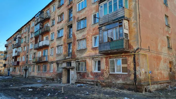 Khrushchev 'in yerleşim bölgesinde, SSCB zamanında inşa edilmiş beş katlı çok katlı bir panelhane. Pembe eski püskü bina..