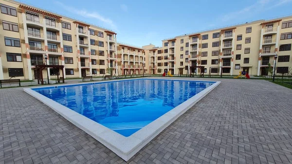 Groot zwembad met op een luxe tropisch appartementencomplex. — Stockfoto