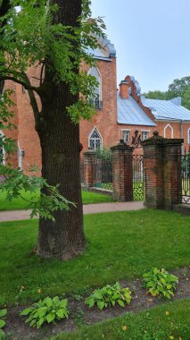 Park 'tan önce eski kale kapısı. Eski tuğla ev