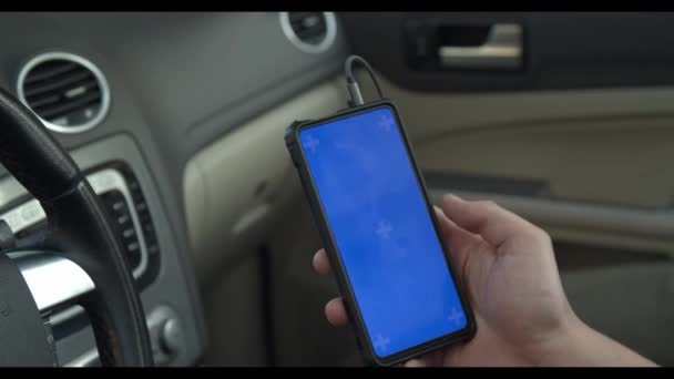 Driver closeup, kaca di dalam mobil, kota perkotaan backgroundgreen kunci screnn chrome — Stok Video