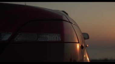 Gros plan de feux arri re voiture. Lanterne sallume sure fond de coucher de soleil