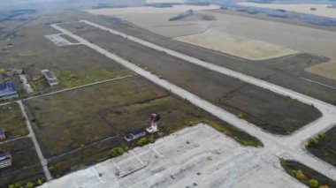 Terk edilmiş eski havaalanı ve kaçak havadan görünümü