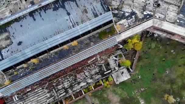 Вид сверху на ржавое здание заброшенного аэропорта — стоковое видео