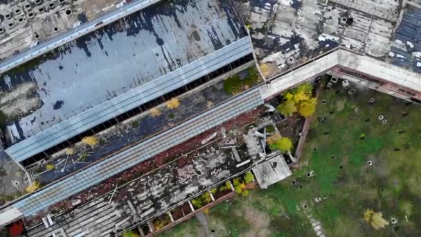 Вид с воздуха на старый заброшенный аэропорт и убегающий — стоковое видео