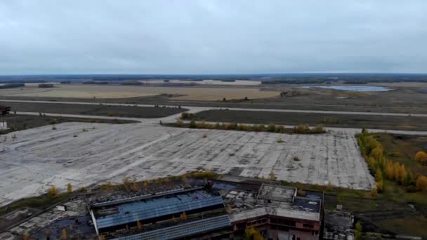 Flygbild på gamla övergivna flygplats och skenande — Stockvideo