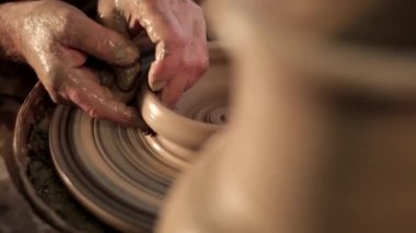 Potter yapım sürahi. Onun atölyesinde seramik sürahi yapma potter Close-Up