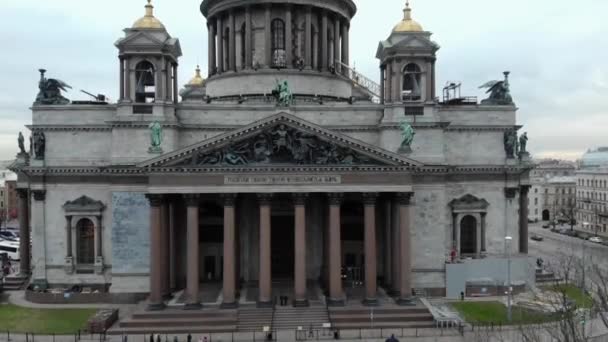 Cattedrale di Sant'Isaacs San Pietroburgo dettagli facciata chiudere cupola dorata vecchie sculture angeli di arredamento della chiesa. — Video Stock