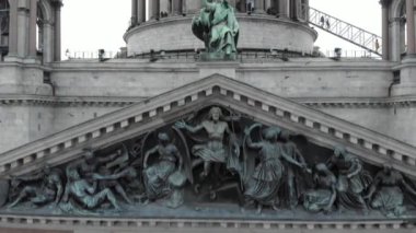 St. Isaacs Katedrali ayrıntılar St. Petersburg ön cephesi yakın altın kubbe eski heykeller kilise dekoru melekler.