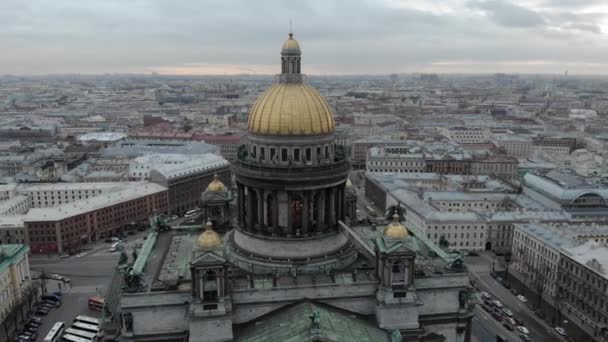 St. Isaacs Katedrali ayrıntılar St. Petersburg ön cephesi yakın altın kubbe eski heykeller kilise dekoru melekler. — Stok video