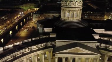 St. Petersburg güzel Kazan Katedrali gece aydınlatma şehir merkezi tarihi sokaklar. Tapınak kilisesi. Rusya 'nın turistik merkezi.