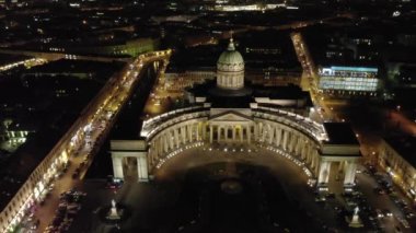 St. Petersburg güzel Kazan Katedrali gece aydınlatma şehir merkezi tarihi sokaklar. Tapınak kilisesi. Rusya 'nın turistik merkezi.