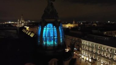 St. Petersburg güzel Kazan Katedrali gece aydınlatma şehir merkezi tarihi sokaklar. Tapınak kilisesi. Rusya 'nın turistik merkezi.