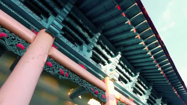 Mooi oud huis in boeddhistische stijl met kleurrijk dak — Stockvideo