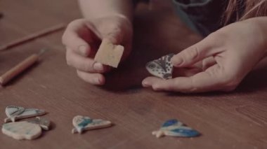 Yaratıcı stüdyoda el yapımı mücevher üretme süreci. Mücevher tasarımcısı atölyede küpe yapıyor..