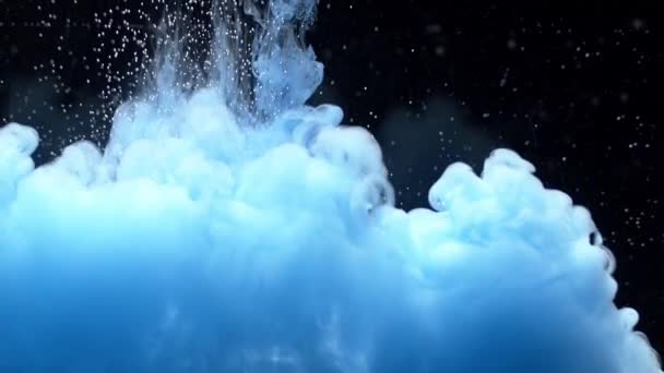 蓝色油漆在水中混合缓慢运动.库存录像. — 图库视频影像