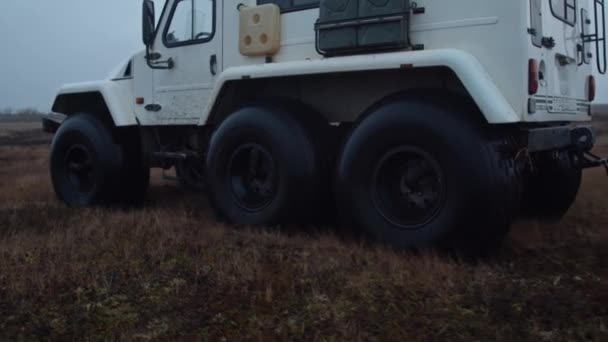 The all-terrain vehicle moves on the tundra. — Wideo stockowe