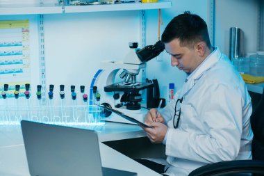 Bilim adamı laboratuvarda çalışıyor. Araştırma ve biyoloji kavramı