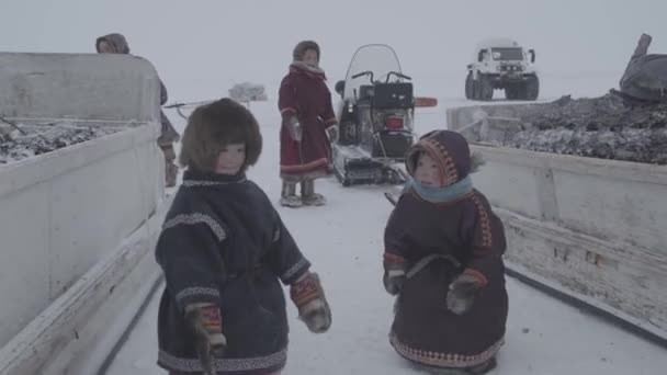Au nord de Yamal, dans la toundra, les habitants du nord sont chez eux. Le concept de vie. Janvier 2022. Russie — Video
