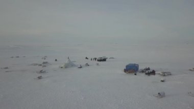 Kuzey Kutbu'nda tundra ortasında yurtların tepesinden drone harika yakalama video.