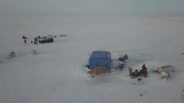 Kuzey Kutbu'nda tundra ortasında yurtların tepesinden drone harika yakalama video.