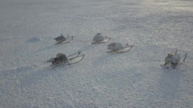 Kuzey Kutbu'nda tundra ortasında yurtların tepesinden drone harika yakalama video.
