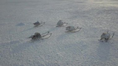 Kuzey Kutbu'nda tundra ortasında yurtların tepesinden drone harika yakalama video.