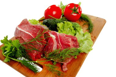 etli sebze kesme tahtası üzerinde