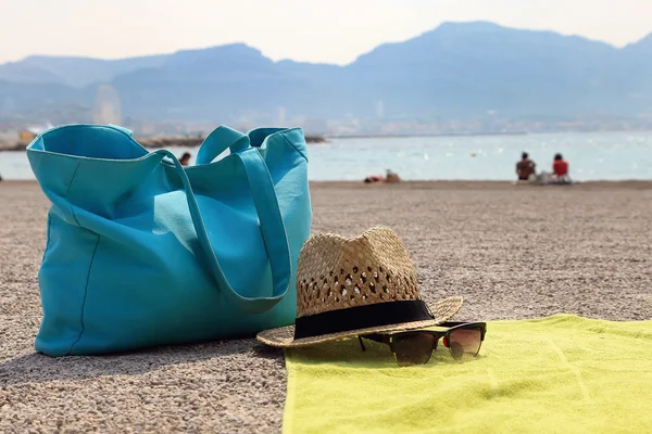 Hoed, strandtas en de bril op het tapijt — Stockfoto