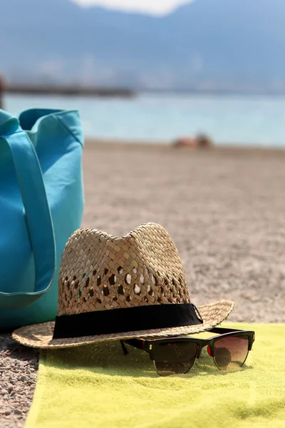 Hat, beach bag and the glasses on the rug — Stock Photo, Image
