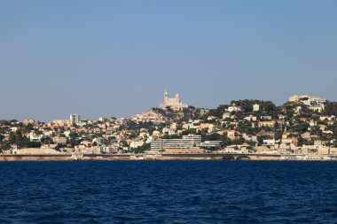 notre dame de la garde Kilisesi ve Marsilya bir tekneden görünümü