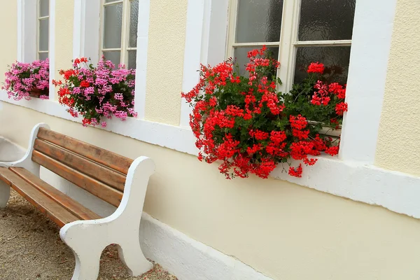 Ventanas decoradas con flores, Borgoña, Francia —  Fotos de Stock