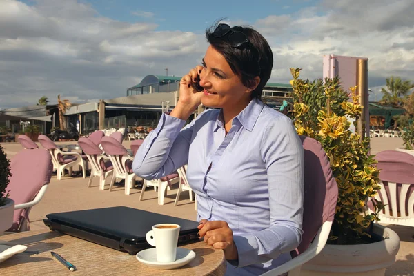 Mulher de negócios atraente falando ao telefone — Fotografia de Stock